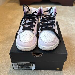 Air Jordan (barely grape/black white) size 3.5